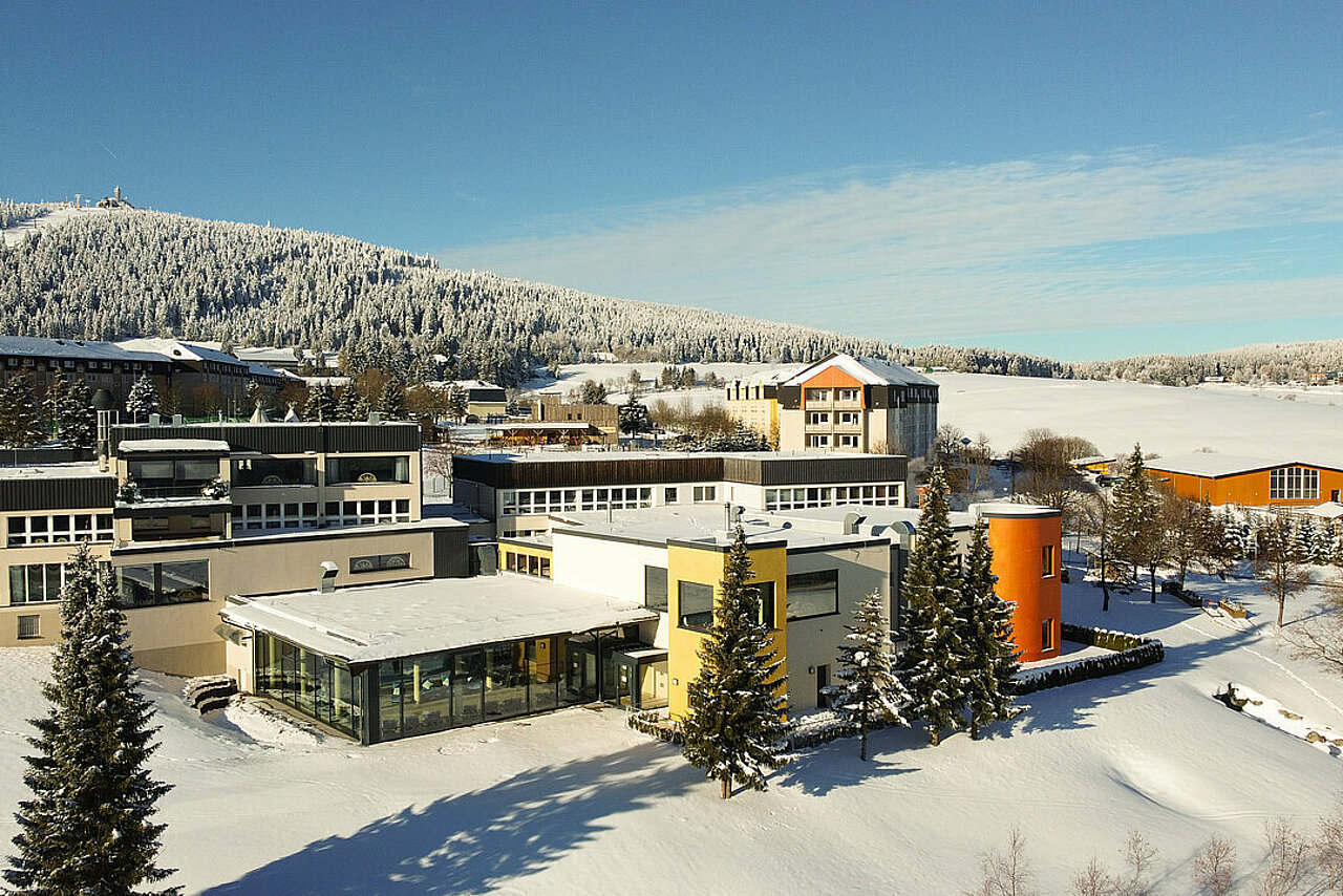 Bequem Urlaub online buchen! Die verschneite Winterlandschaft rund ums Elldus Resort